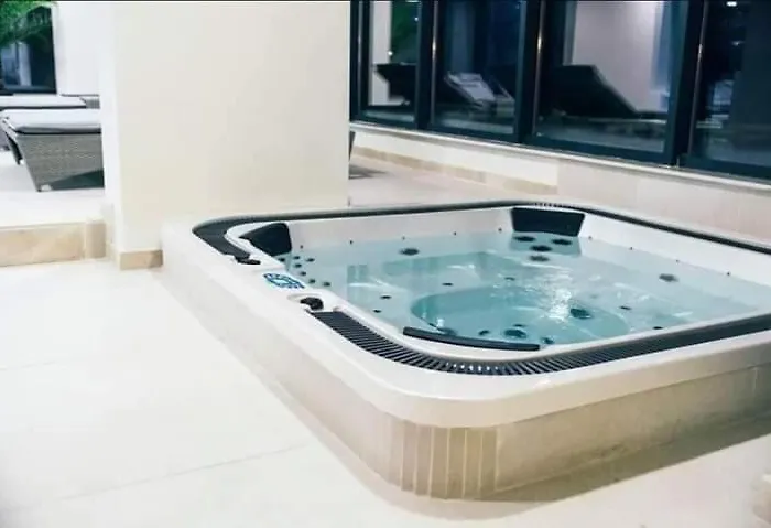Alezzy Cu Piscina Incalzita Jacuzzy Sauna Năvodari